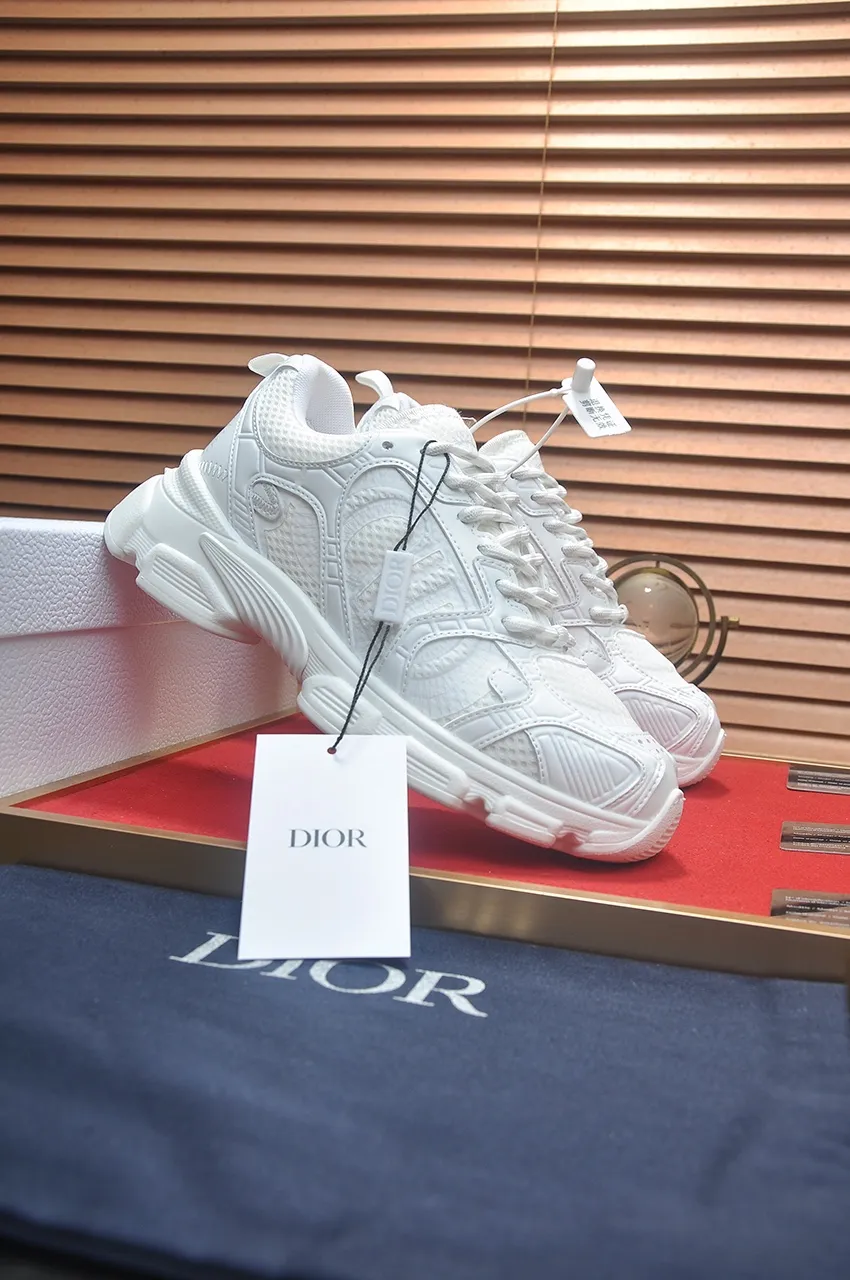Men's shoes 💰: 640💶 (couples model) Brand: Dior (Dior) Standard code: Women's code 35-40. Men's code 38-44 (45 customized) Grade: Same as the official website Material: Top-quality original cowhide stitching Original wear-resistant and lightweight outsole Style category: Fashionable casual shoes Distinguished luxury brand elements top luxury Color: Actual picture color